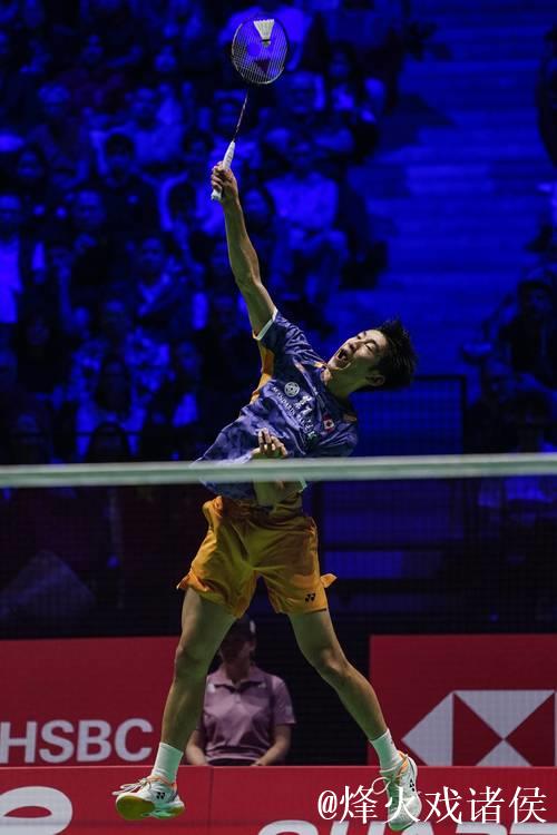 羽联总决赛：石宇奇两局完胜奈良冈功大，成功晋级